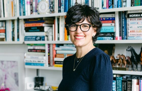 Elise Loehnen Fissmer standing in front of a bookshelf